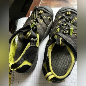 Like new Keen water shoes. Youth Size 4.